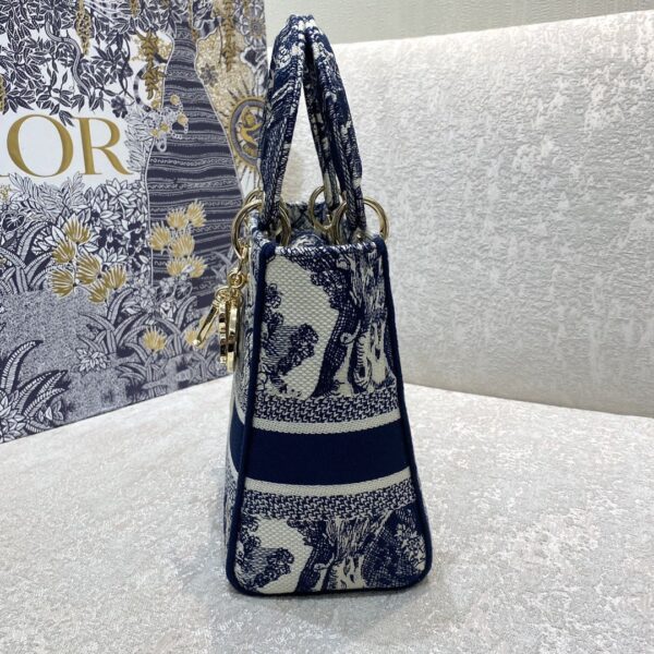 1:1 Replica Christian Dior Medium Lady D-Lite Bag Blue Toile de Jouy Reverse Embroidery, Blue, For Women Women's Handbags, Crossbody Bags, 24cm CD M0565ORGO_M928