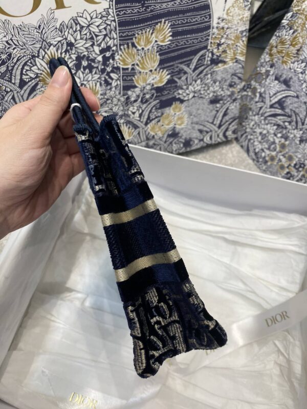1:1 Replica Christian Dior Mini Dior Book Tote Blue Dior Oblique Embroidery, Blue/Black, For Women Women's Handbags, 9in/23cm CD S5475ZRIW_M928