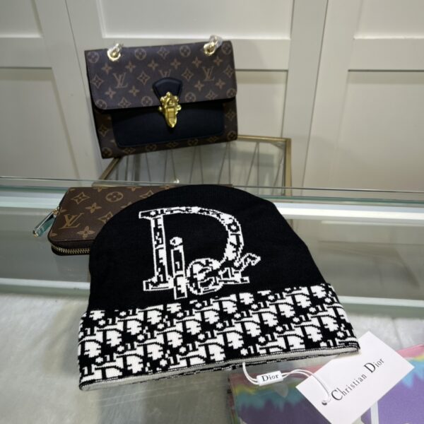 Dior Pompom Beanie In Black
