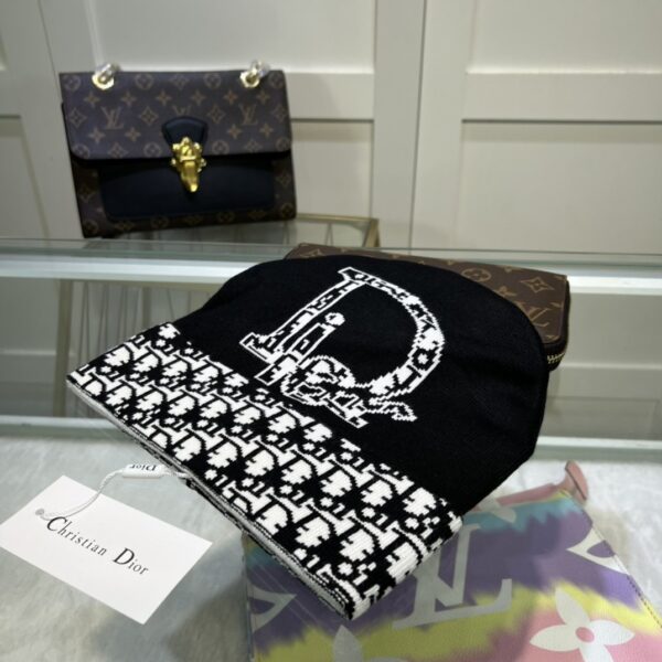 Dior Pompom Beanie In Black