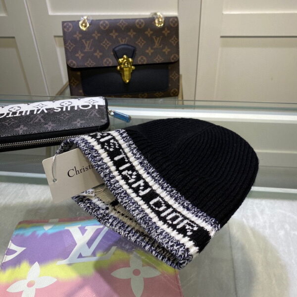Dior Pompom Beanie In Black