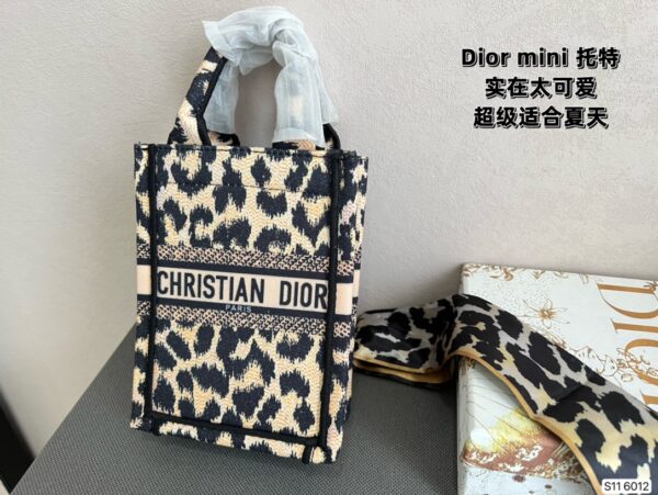 DM56 - Dior Women's Fashion Bag