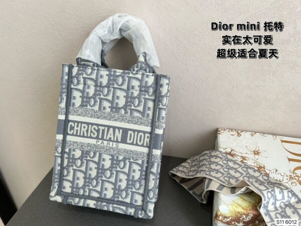 DM56 - Dior Women's Fashion Bag