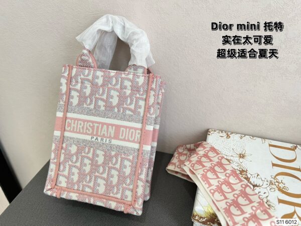 DM56 - Dior Women's Fashion Bag