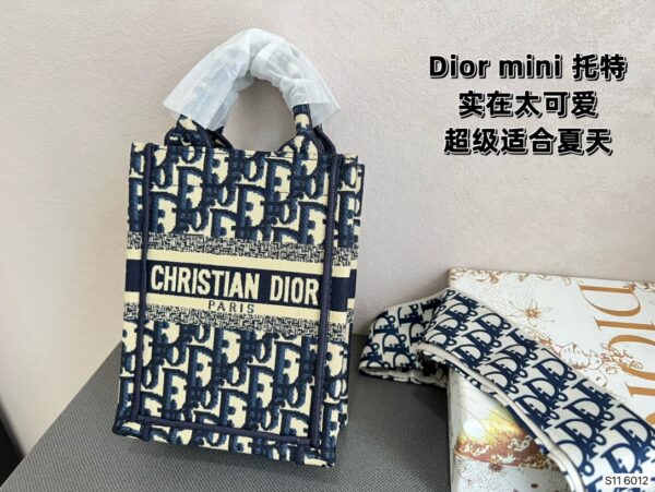 DM56 - Dior Women's Fashion Bag