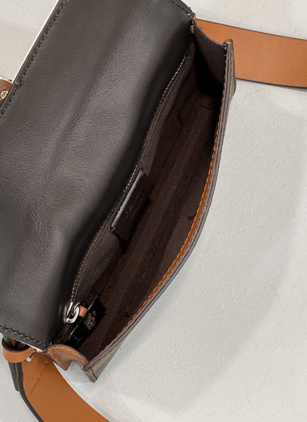 1:1 Replica Fendi Baguette Pouch Brown fabric Beige Pouch For Woman 16cm/6in - Image 4
