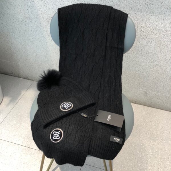 Fendi Beanie & Scarf Set In Black