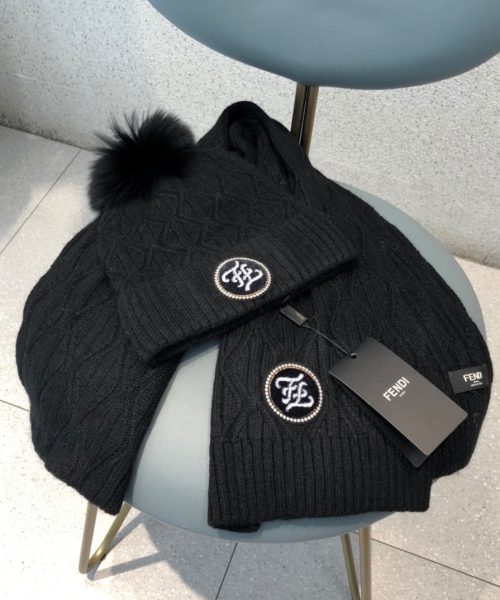Fendi Beanie & Scarf Set In Black 