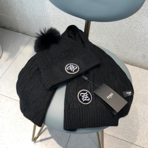Fendi Beanie & Scarf Set In Black