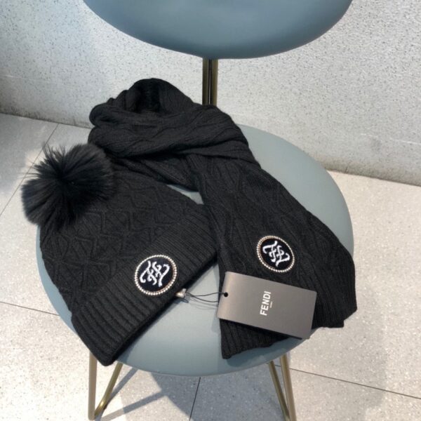 Fendi Beanie & Scarf Set In Black