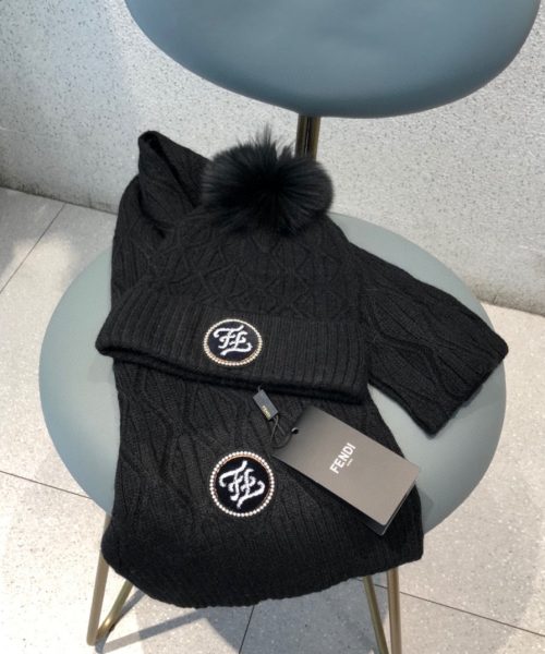 Fendi Beanie & Scarf Set In Black 
