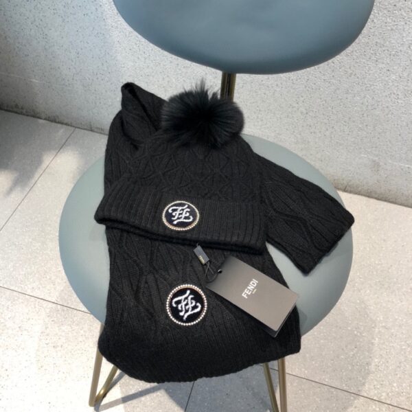 Fendi Beanie & Scarf Set In Black