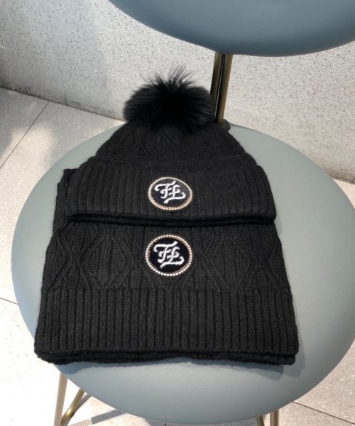 Fendi Beanie & Scarf Set In Black 