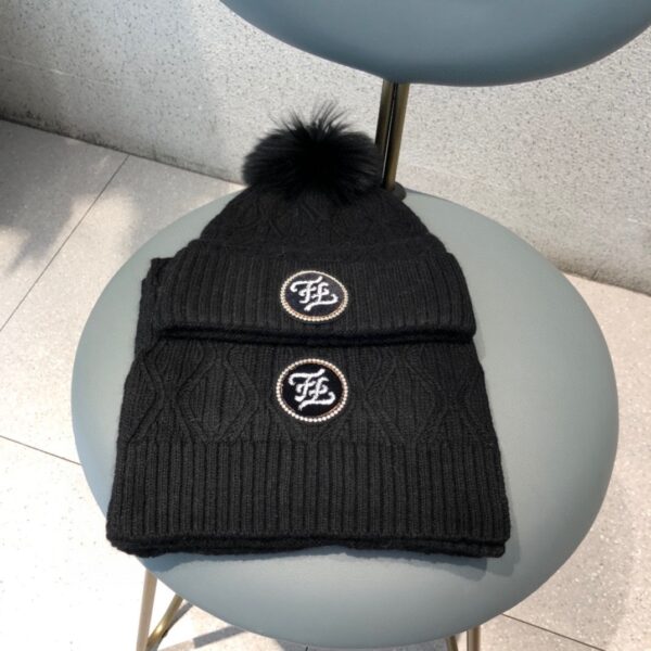 Fendi Beanie & Scarf Set In Black