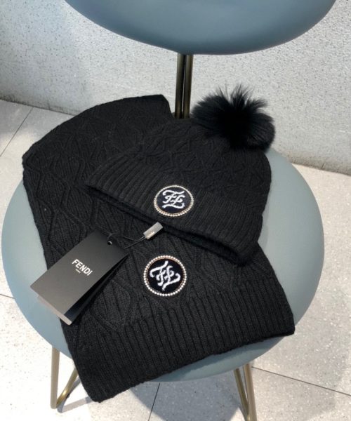 Fendi Beanie & Scarf Set In Black 
