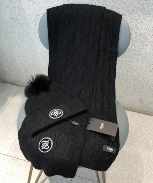 Fendi Beanie & Scarf Set In Black 