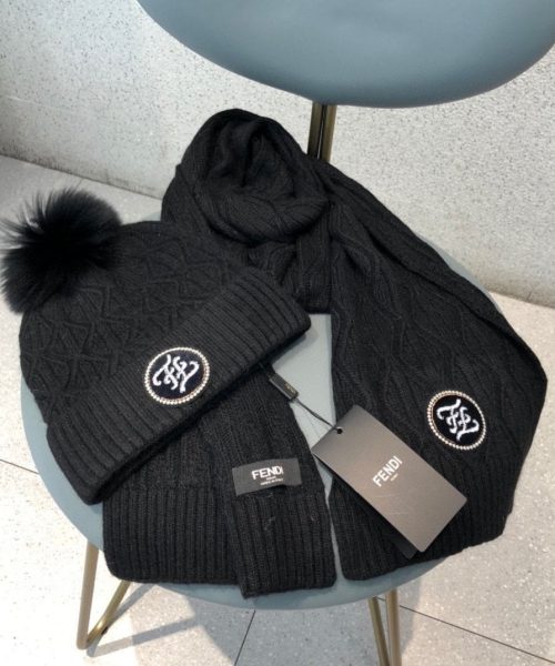 Fendi Beanie & Scarf Set In Black 