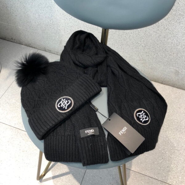 Fendi Beanie & Scarf Set In Black