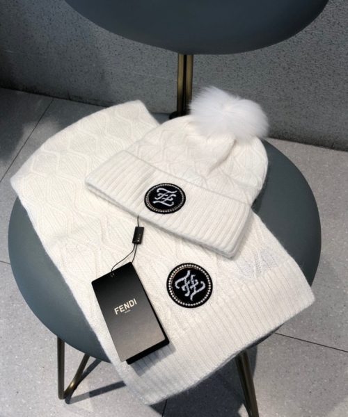 Fendi Beanie & Scarf Set In White 