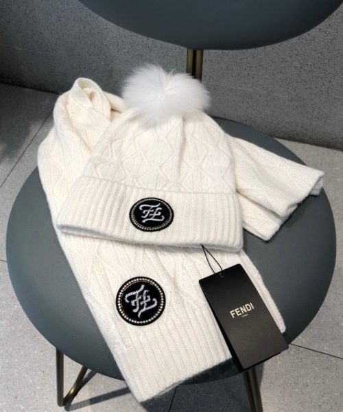 Fendi Beanie & Scarf Set In White 