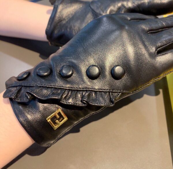 Fendi Gloves In Black