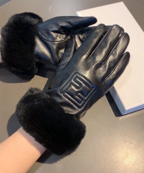 Fendi Gloves In Black