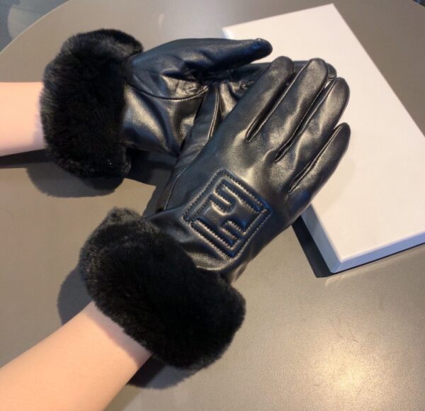 Fendi Gloves In Black