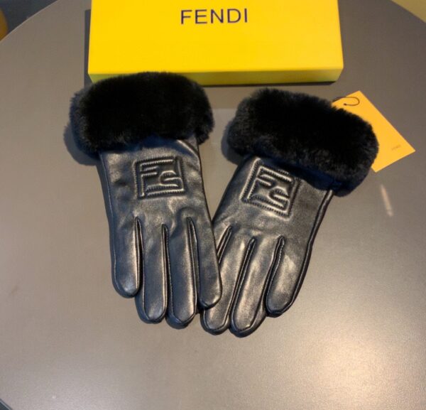 Fendi Gloves In Black