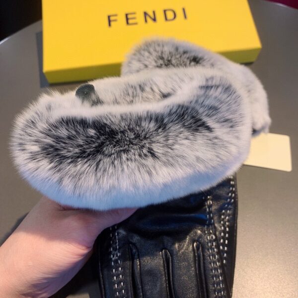 Fendi Gloves In Black