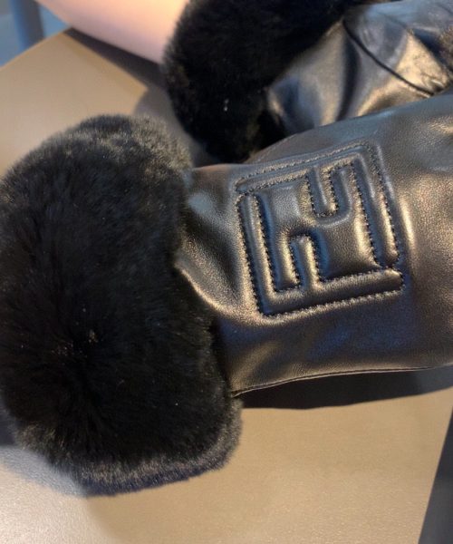 Fendi Gloves In Black
