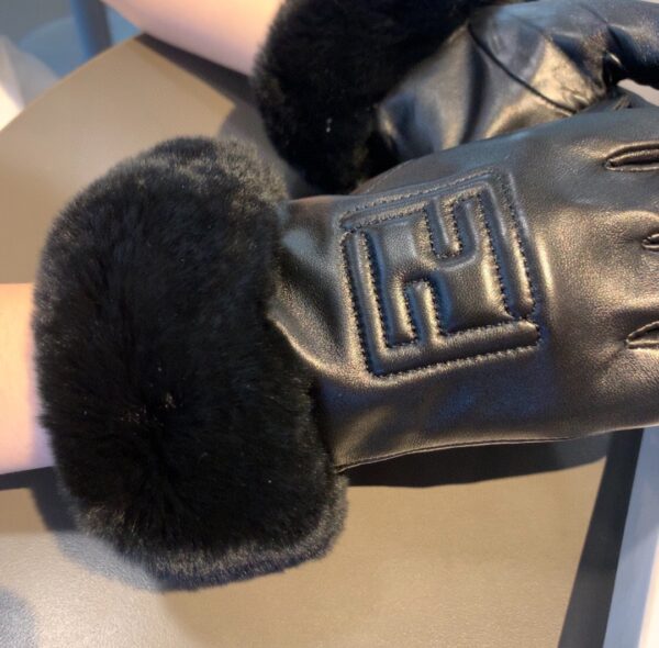 Fendi Gloves In Black