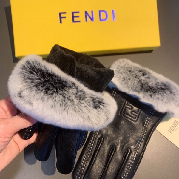 Fendi Gloves In Black