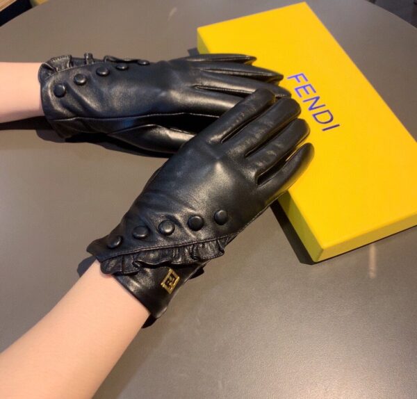 Fendi Gloves In Black