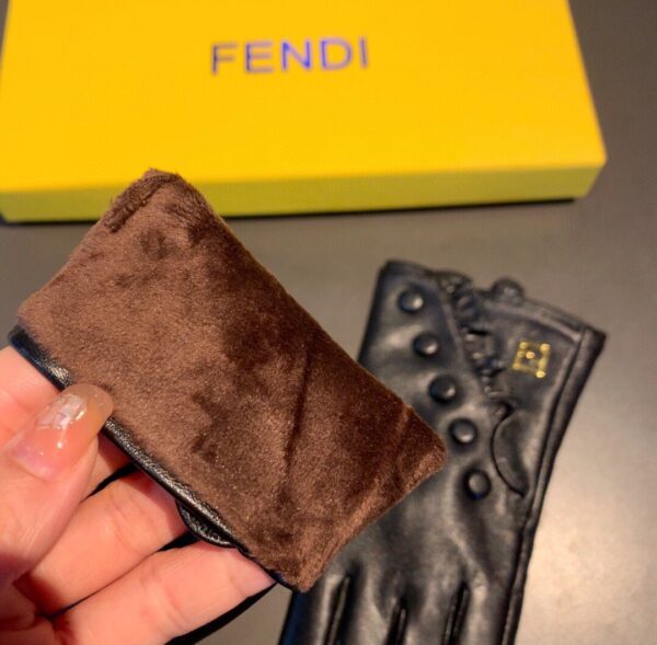 Fendi Gloves In Black