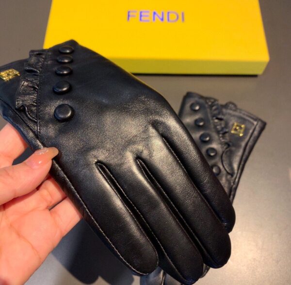 Fendi Gloves In Black