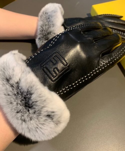 Fendi Gloves In Black