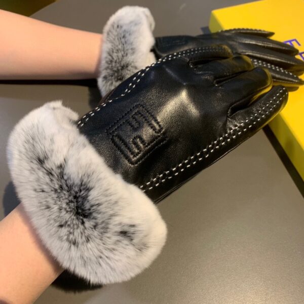 Fendi Gloves In Black