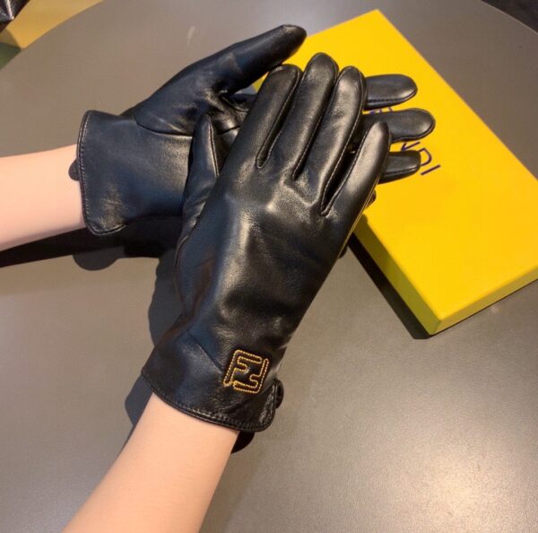 Fendi Gloves In Black