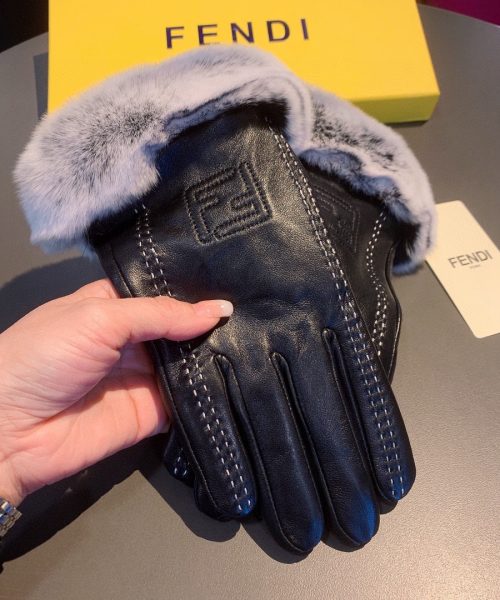 Fendi Gloves In Black