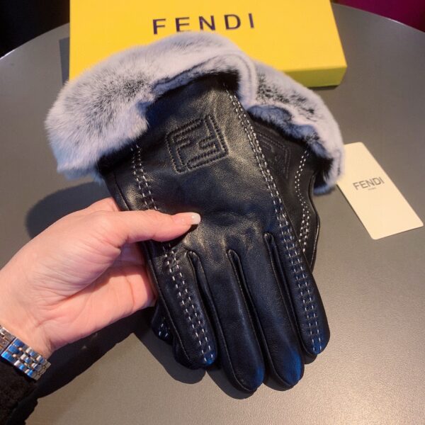 Fendi Gloves In Black