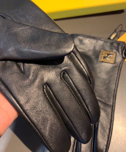 Fendi Gloves In Black