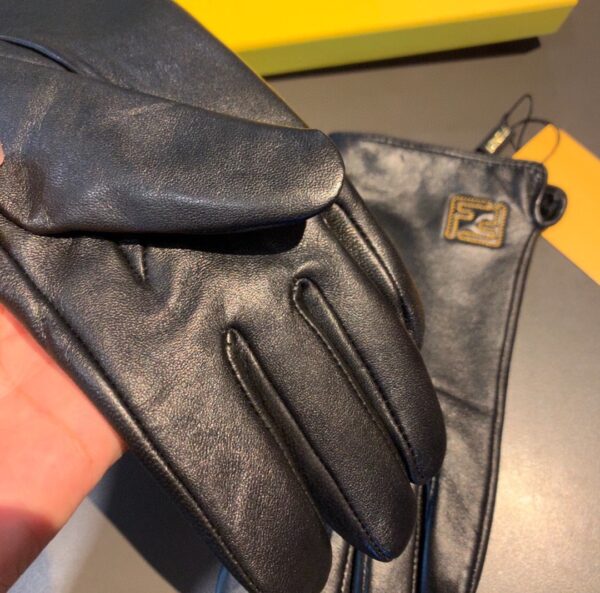 Fendi Gloves In Black