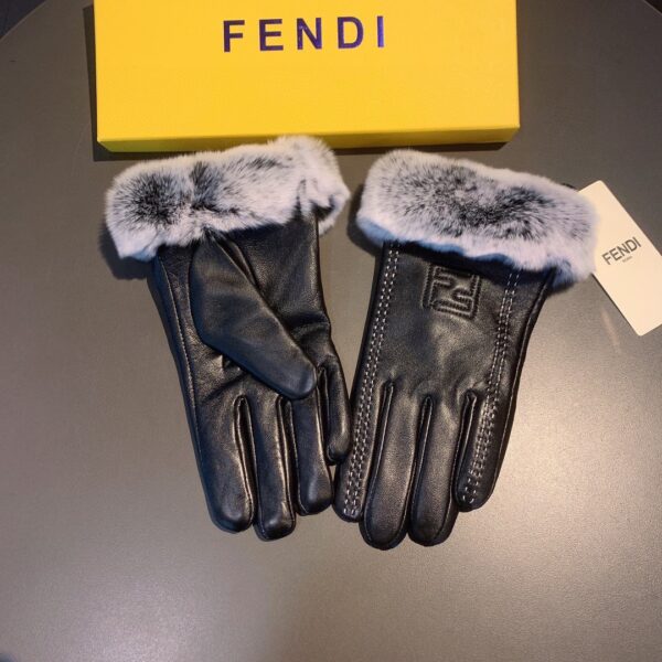 Fendi Gloves In Black