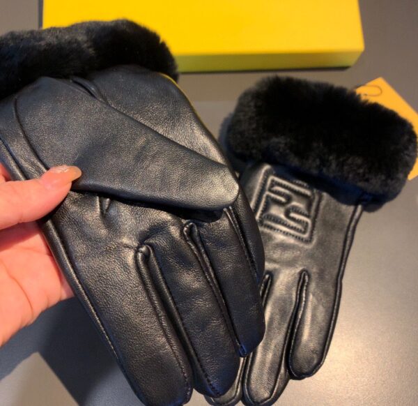 Fendi Gloves In Black