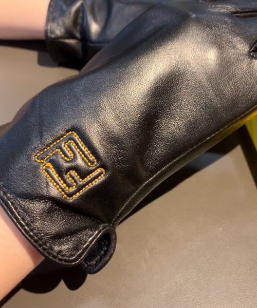 Fendi Gloves In Black