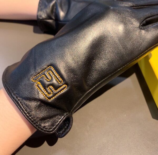 Fendi Gloves In Black
