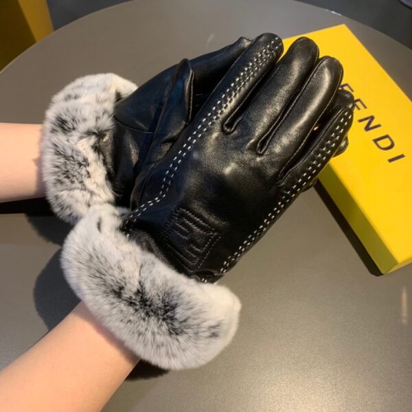Fendi Gloves In Black