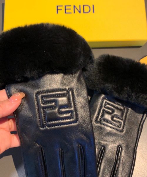 Fendi Gloves In Black