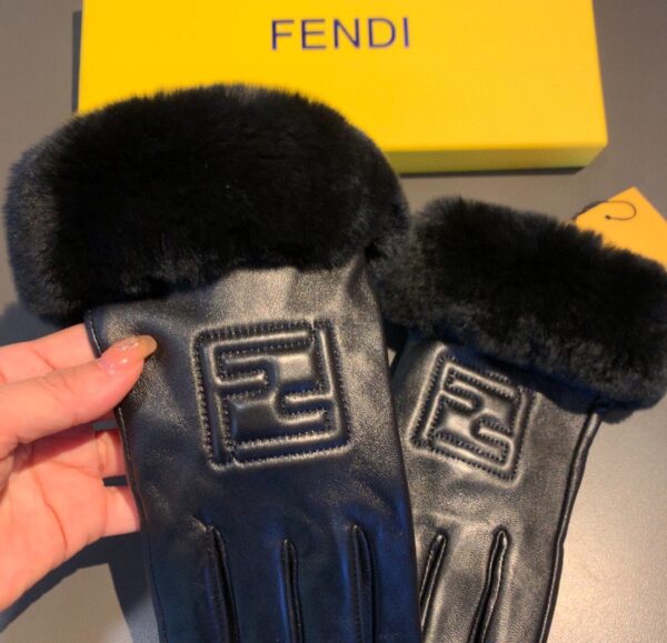 Fendi Gloves In Black