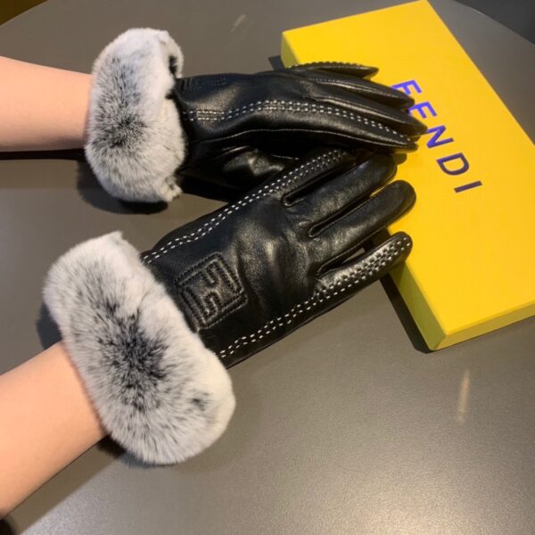 Fendi Gloves In Black